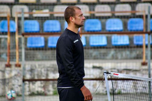 Dan Alexa (42 de ani), antrenorul celor de la FC Brașov, crede că prezența lui Gabriel Tamaș (38 de ani) la antrenamentele echipei lui este un privilegiu.