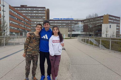 Iosif Rotariu împreună cu copiii săi adoptivi, Cristinel (19 ani) și Kassandra (17 ani)