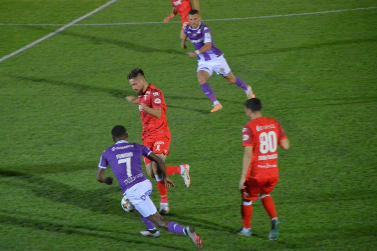 Atmosferă de Liga 1, stadion de Liga 3 » Imagini inedite de la UTA - Rapid: „paza” comenta meciul! 