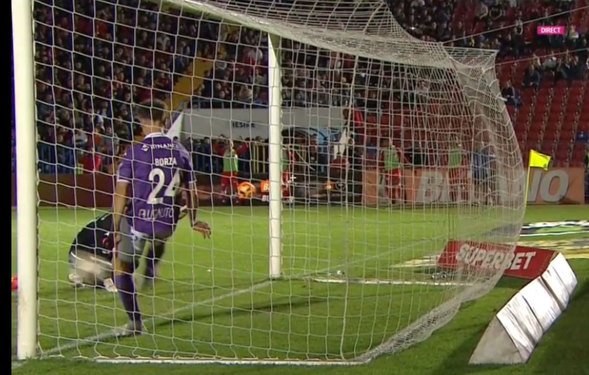 Fază la limită în UTA - Rapid: Andrei Borza respinge de pe linia porții