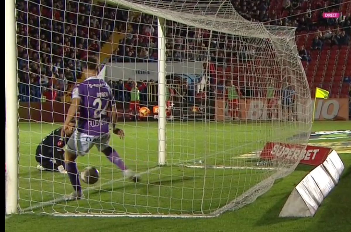 Fază la limită în UTA - Rapid: Andrei Borza respinge de pe linia porții