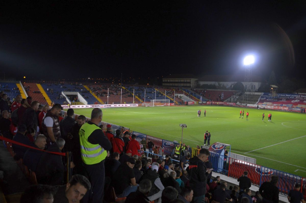 Atmosferă de Liga 1, stadion de Liga 3 » Imagini inedite de la UTA - Rapid: „paza” comenta meciul! 