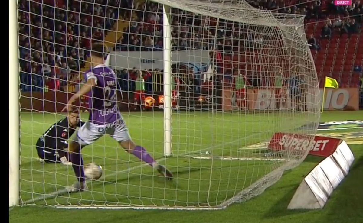 Fază la limită în UTA - Rapid: Andrei Borza respinge de pe linia porții