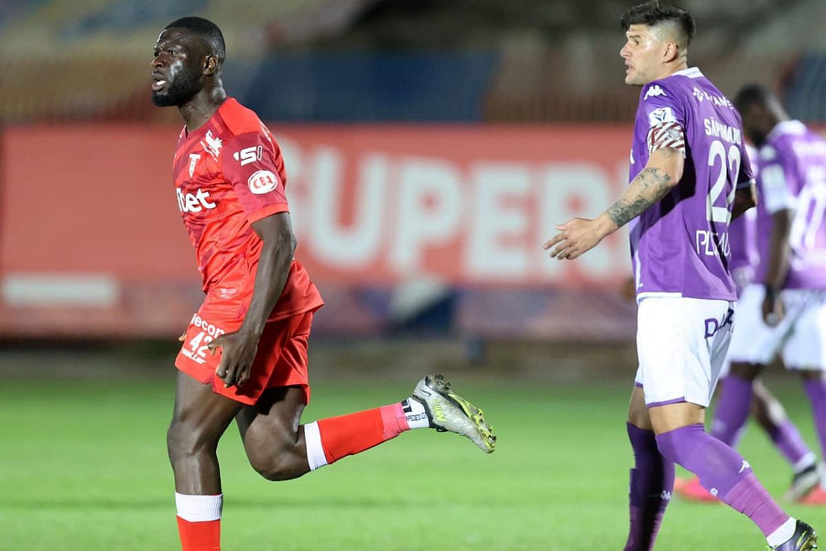 Atmosferă de Liga 1, stadion de Liga 3 » Imagini inedite de la UTA - Rapid: „paza” comenta meciul! 