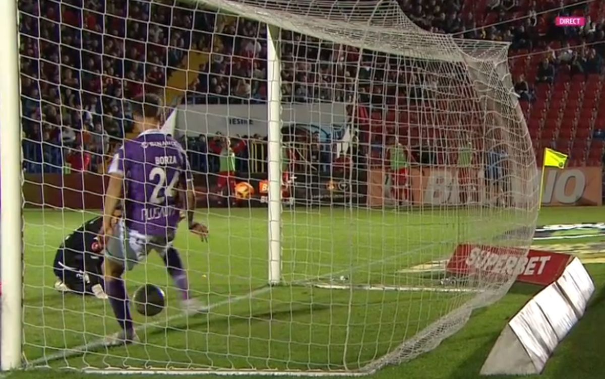 Fază la limită în UTA - Rapid: Andrei Borza respinge de pe linia porții