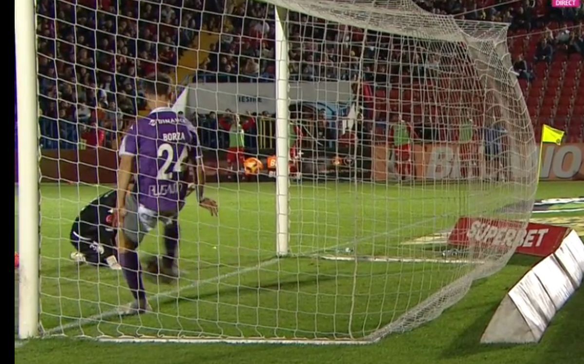 Fază la limită în UTA - Rapid: Andrei Borza respinge de pe linia porții