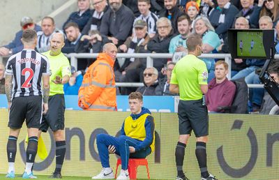 Arbitri-robot în Premier League?! Federația engleză vrea mai multă tehnologie