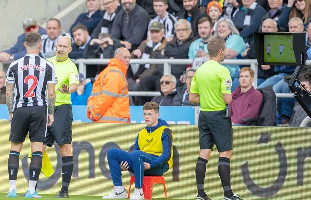 Arbitri-robot în Premier League?! Federația engleză vrea mai multă tehnologie