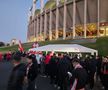 Suporterii celor de la Dinamo intră în stadion