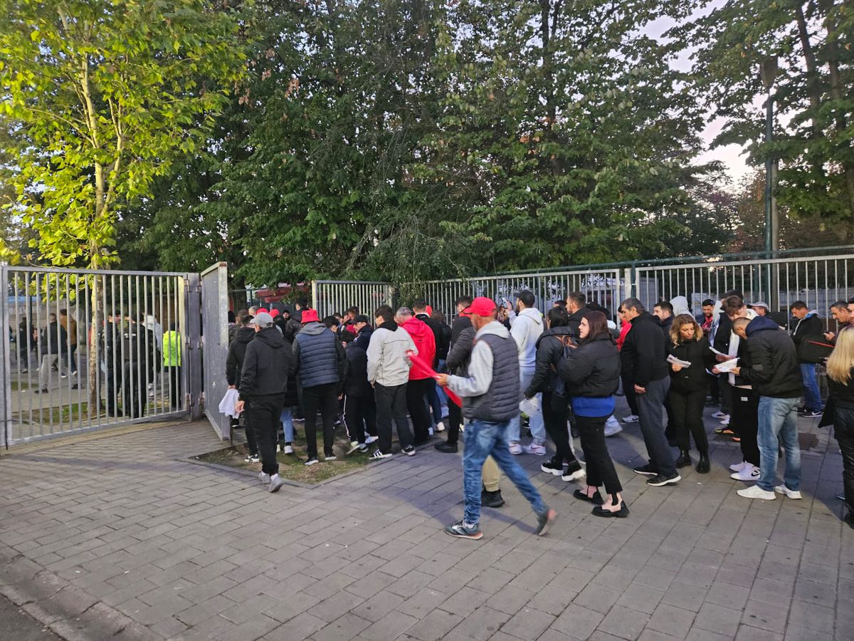 Alertă maximă în Capitală: galeria FCSB în „corteo”, dinamoviștii și-au dat întâlnire la mall