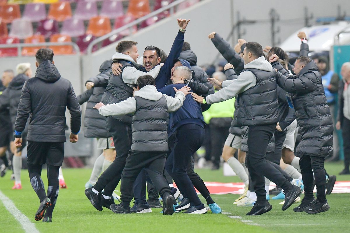 8 detalii de la Dinamo - FCSB » Contrast izbitor: „câinii”, dărâmați în fața peluzei, în timp ce campionii porneau recitalul + Ironia auzită de 45.000 de oameni în difuzoare