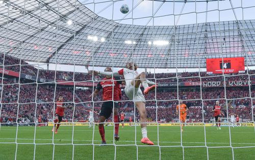 Hugo Ekitike (Eintracht, tricou alb) e jenat de JonathanTah și nu va putea trimite balonul în plasă / Foto: Imago