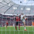 Hugo Ekitike (Eintracht, tricou alb) e jenat de JonathanTah și nu va putea trimite balonul în plasă / Foto: Imago