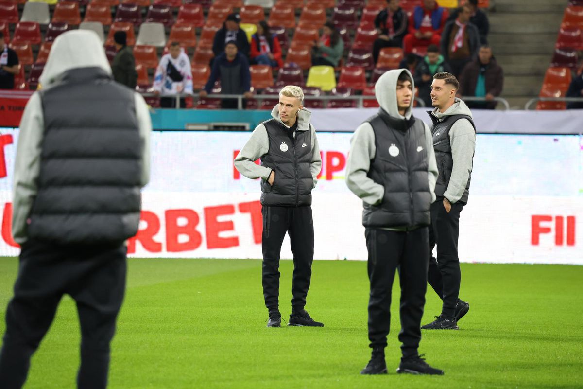 Jucătorii de la FCSB, înainte de Dinamo - FCSB // FOTO: Ionuț Iordache