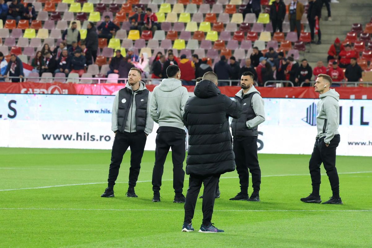 Jucătorii de la FCSB, înainte de Dinamo - FCSB // FOTO: Ionuț Iordache