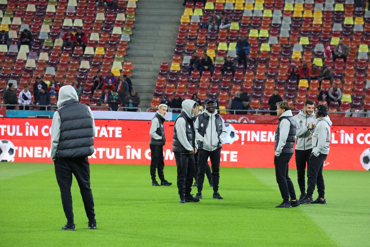 Jucătorii de la FCSB, înainte de Dinamo - FCSB // FOTO: Ionuț Iordache