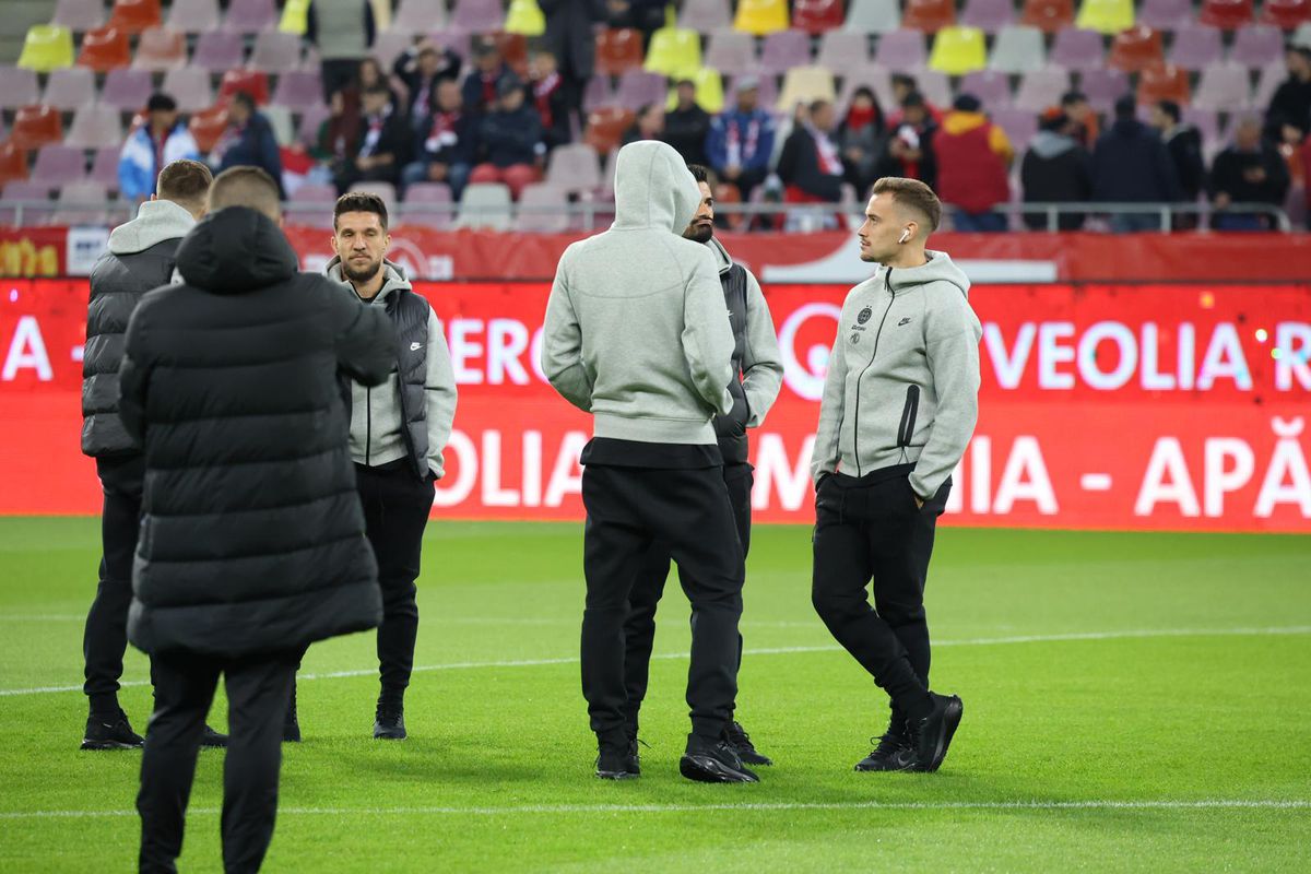 Jucătorii de la FCSB, înainte de Dinamo - FCSB // FOTO: Ionuț Iordache