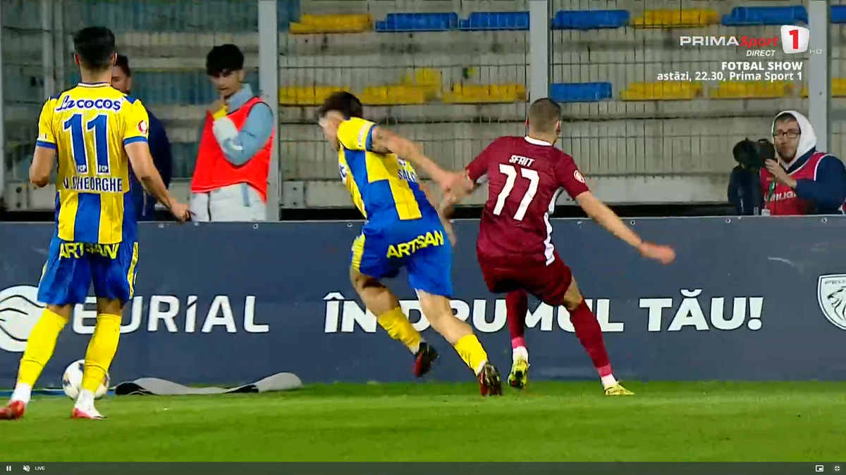 Moment uluitor în Petrolul - CFR Cluj! A avut o criză de nervi și aproape i-a distrus laptopul unui fotograf