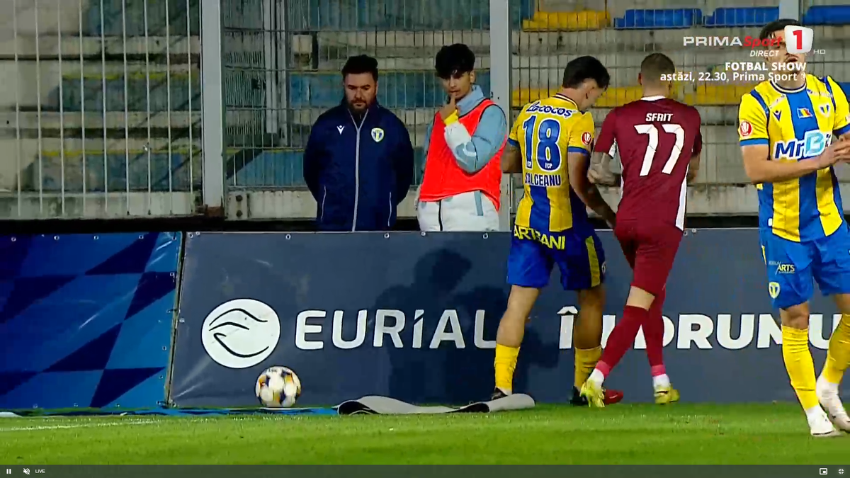 Moment uluitor în Petrolul - CFR Cluj! A avut o criză de nervi și aproape i-a distrus laptopul unui fotograf