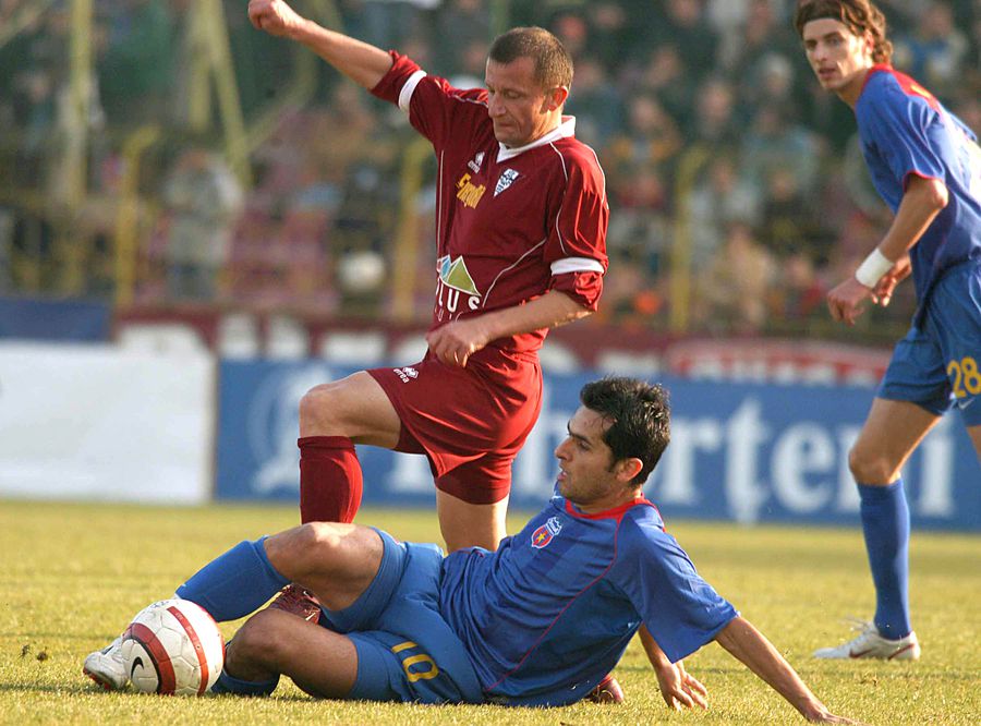 Dorinel Munteanu în tricoul CFR-ului. Foto: sportpictures.eu „BOMBA” de la miezul nopții » Iuliu Mureșan îl dă afară pe Mandorlini de la CFR Cluj și începe negocierile cu antrenorul român