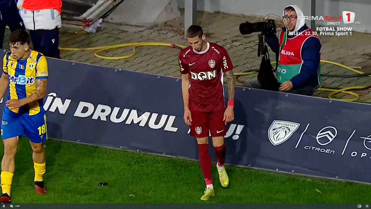 Moment uluitor în Petrolul - CFR Cluj! A avut o criză de nervi și aproape i-a distrus laptopul unui fotograf