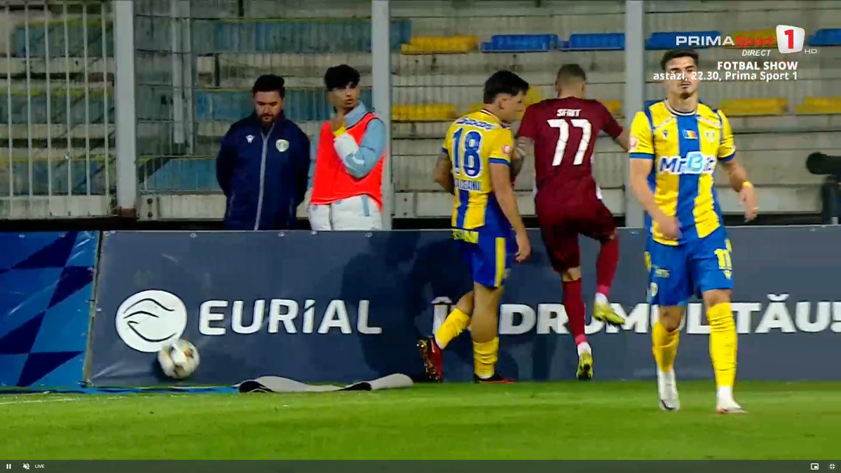 Moment uluitor în Petrolul - CFR Cluj! A avut o criză de nervi și aproape i-a distrus laptopul unui fotograf