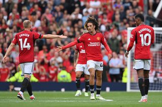 Scandal în Premier League! Fostul jucător de la Manchester United, anchetat de Poliție după ce ar fi scuipat fanii adverși