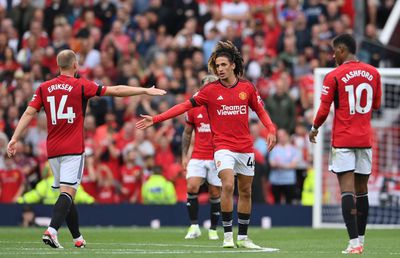 Scandal în Premier League! Fostul jucător de la Manchester United, anchetat de Poliție după ce ar fi scuipat fanii adverși