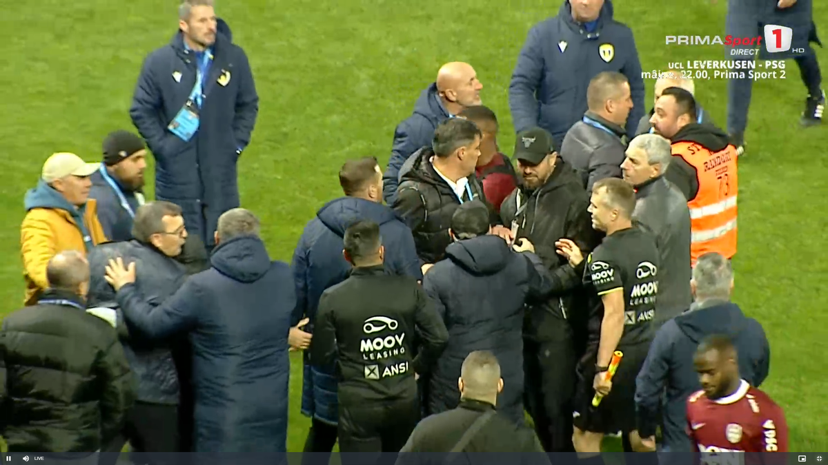 Scandal după Petrolul - CFR! Neagoe și Mandorlini s-au îmbrâncit pe gazon, arbitrii au intervenit imediat