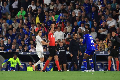 José Luis Munuera Montero îi arată lui Allan Nyom (nr. 12) cartonașul roșu / Foto: Imago