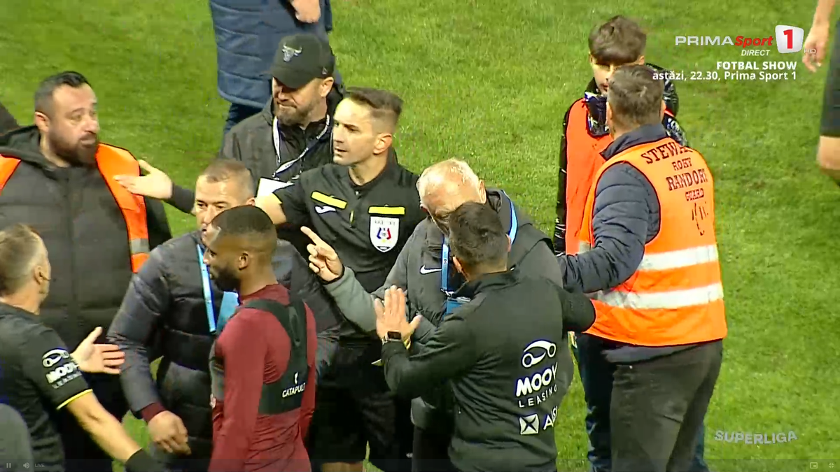 Scandal după Petrolul - CFR! Neagoe și Mandorlini s-au îmbrâncit pe gazon, arbitrii au intervenit imediat