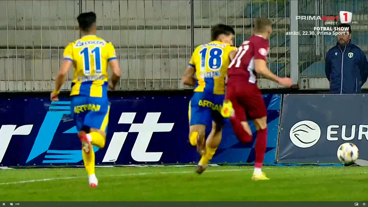 Moment uluitor în Petrolul - CFR Cluj! A avut o criză de nervi și aproape i-a distrus laptopul unui fotograf