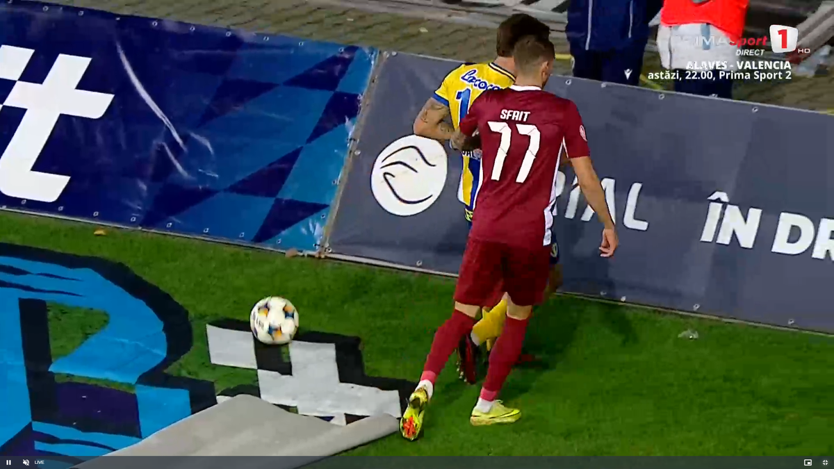 Moment uluitor în Petrolul - CFR Cluj! A avut o criză de nervi și aproape i-a distrus laptopul unui fotograf