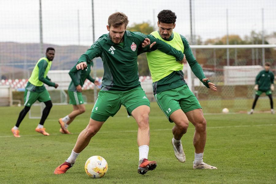 Denis Haruț, în prim-plan, a revenit la antrenamentele lui Sepsi Soacra pune presiune și îi dă cele mai bune sfaturi » „Dublul” campion al României e gata de revenirea în Superligă: „Să fie totul bine!”