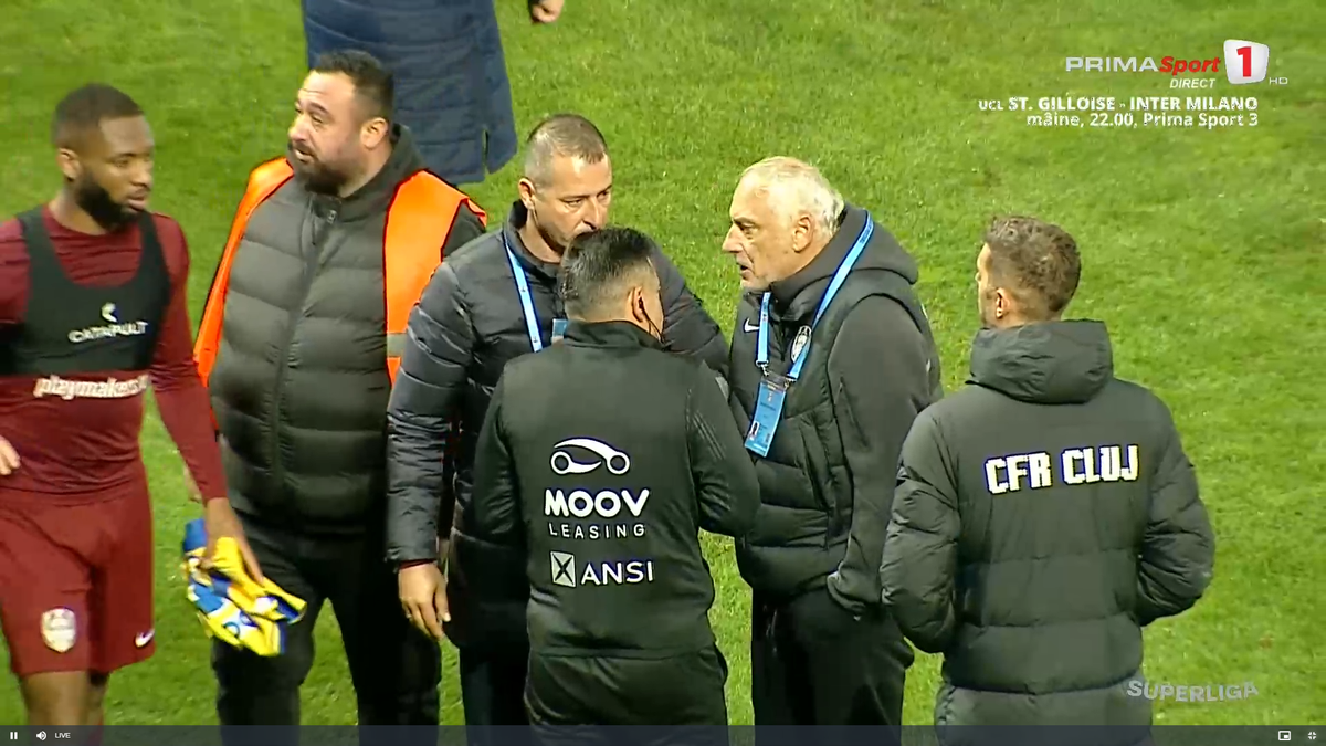 Scandal după Petrolul - CFR! Neagoe și Mandorlini s-au îmbrâncit pe gazon, arbitrii au intervenit imediat