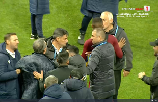 Scandal după Petrolul - CFR! Neagoe și Mandorlini s-au îmbrâncit pe gazon, arbitrii au intervenit imediat