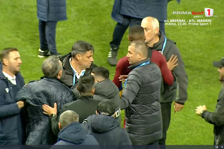 Scandal după Petrolul - CFR! Neagoe și Mandorlini s-au îmbrâncit pe gazon, arbitrii au intervenit imediat