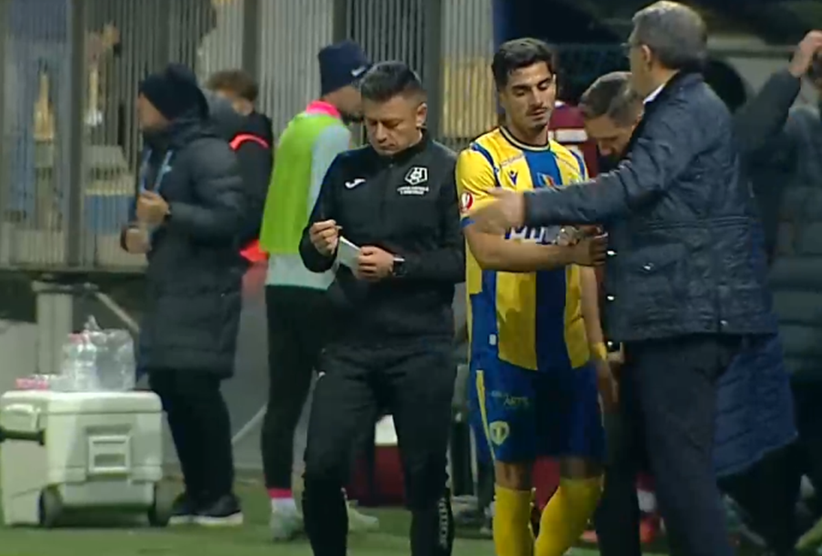 Și-a scos din sărite antrenorul! » Intrat pe parcurs în Petrolul - CFR, a fost schimbat după câteva minute