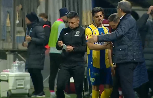 Și-a scos din sărite antrenorul! » Intrat pe parcurs în Petrolul - CFR, a fost schimbat după câteva minute