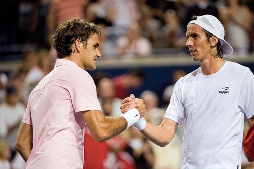 Roger Federer și Juan Ignacio Chela după meciul lor de la Toronto 2010 Foto: Imago Images