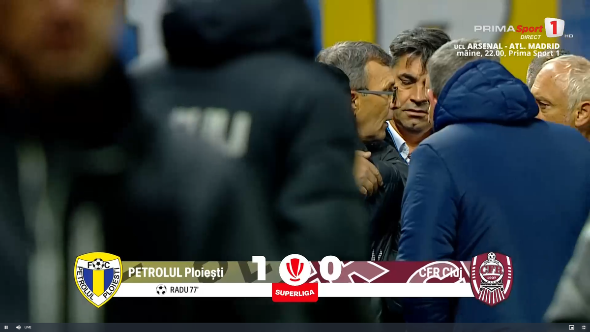 Scandal după Petrolul - CFR! Neagoe și Mandorlini s-au îmbrâncit pe gazon, arbitrii au intervenit imediat