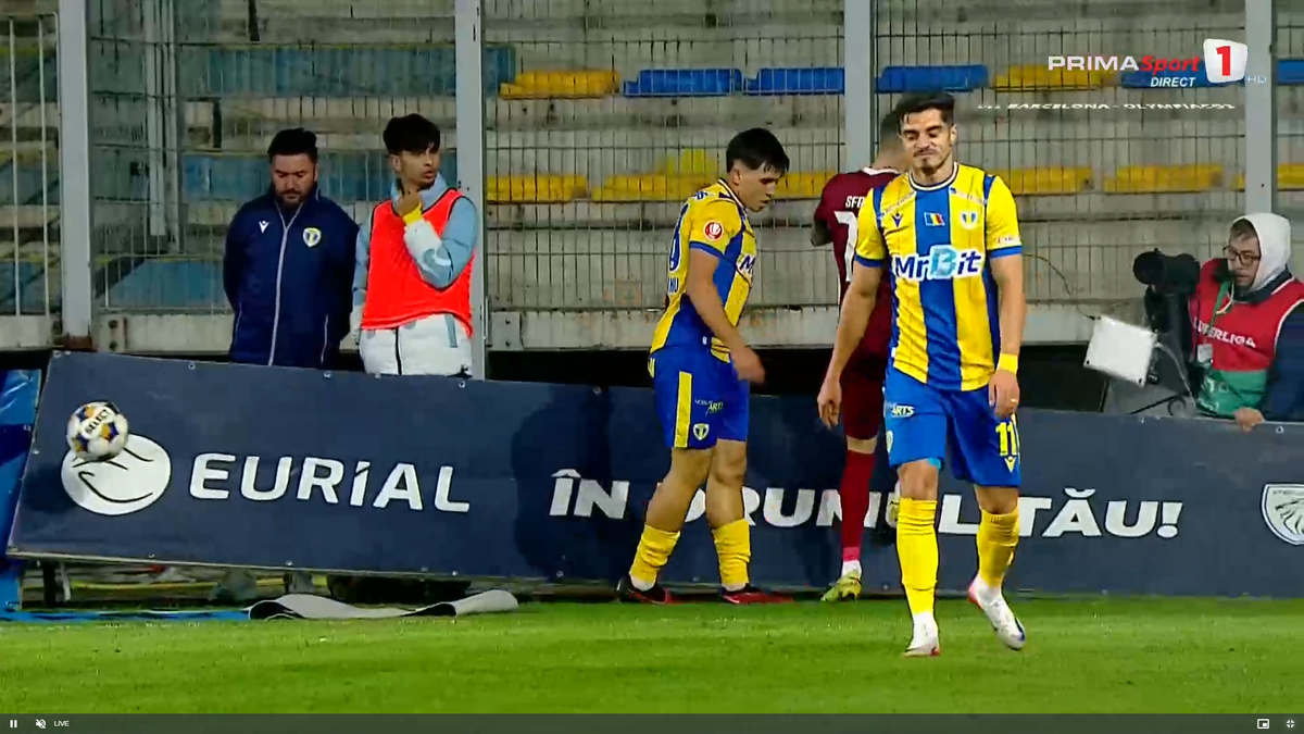 Moment uluitor în Petrolul - CFR Cluj! A avut o criză de nervi și aproape i-a distrus laptopul unui fotograf