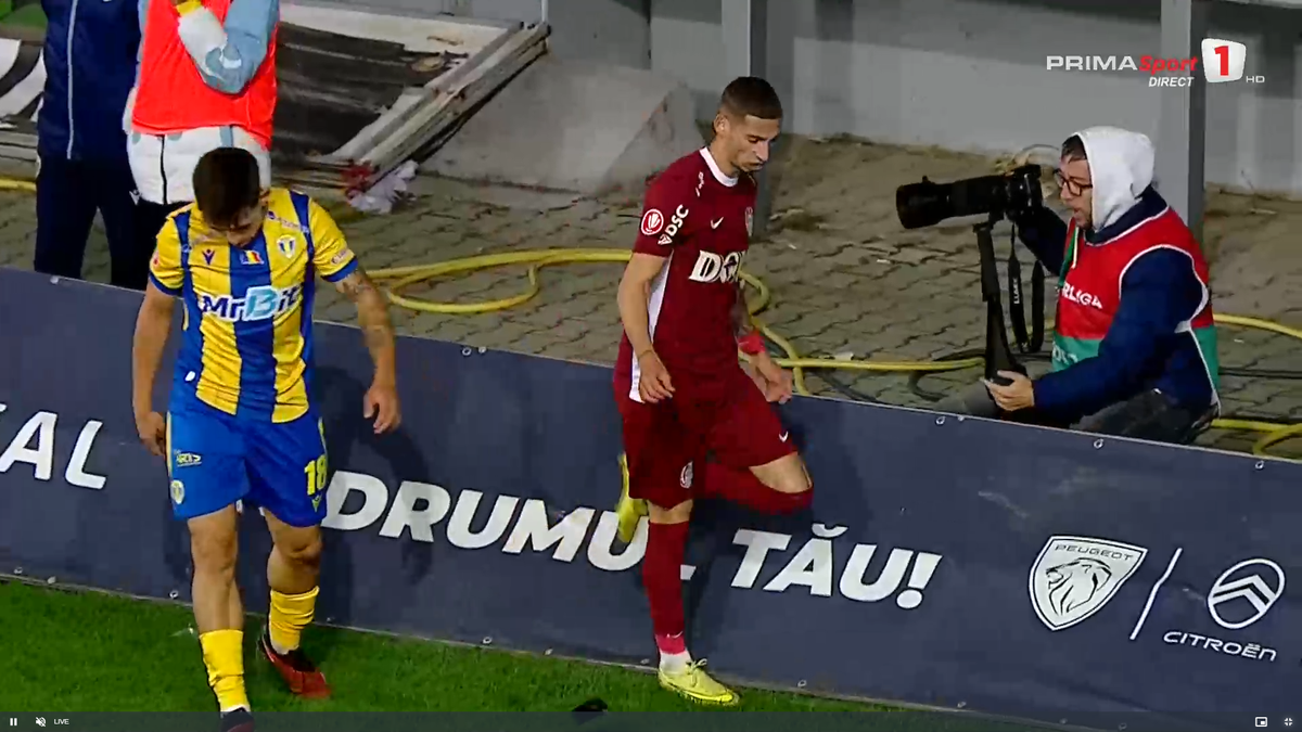 Moment uluitor în Petrolul - CFR Cluj! A avut o criză de nervi și aproape i-a distrus laptopul unui fotograf
