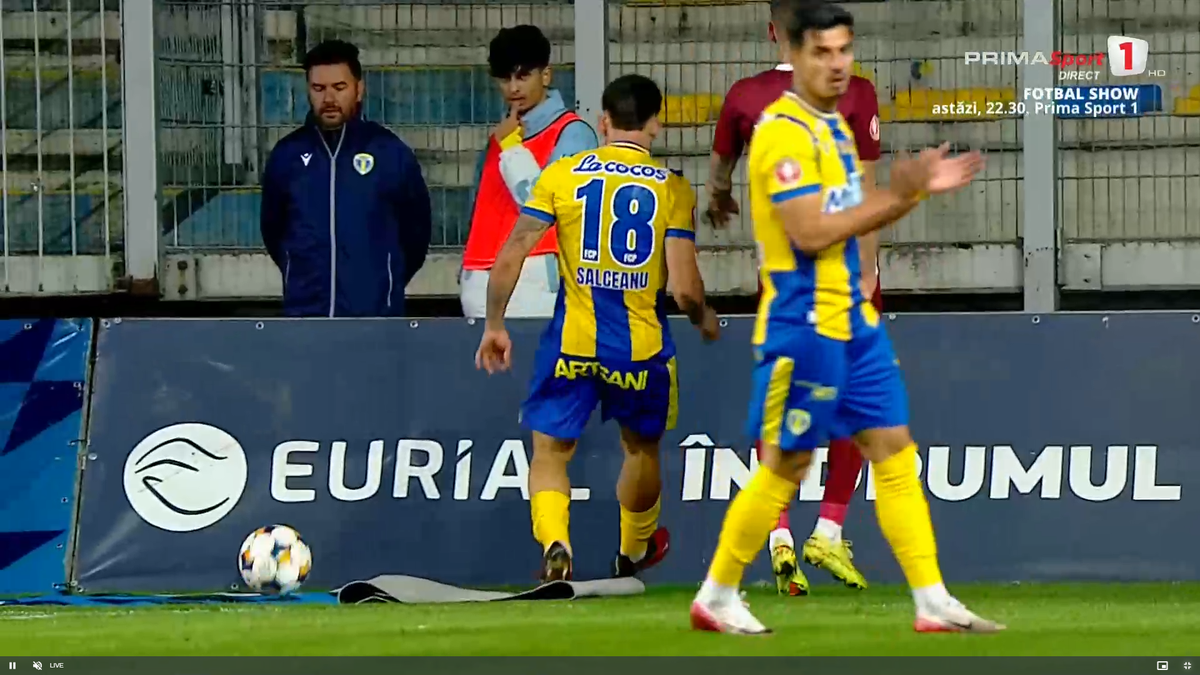 Moment uluitor în Petrolul - CFR Cluj! A avut o criză de nervi și aproape i-a distrus laptopul unui fotograf