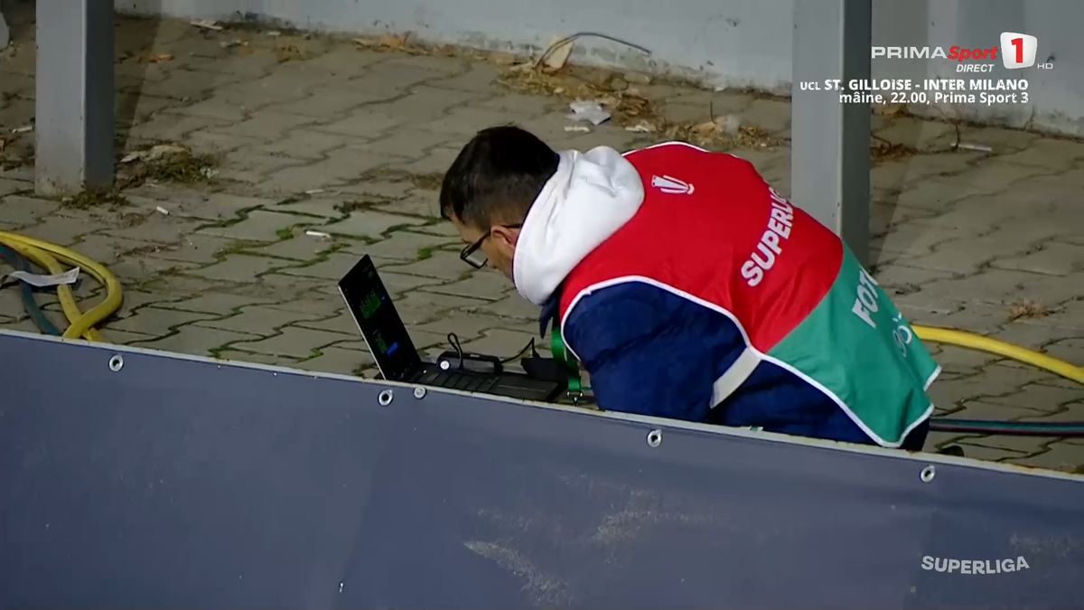 Moment uluitor în Petrolul - CFR Cluj! A avut o criză de nervi și aproape i-a distrus laptopul unui fotograf