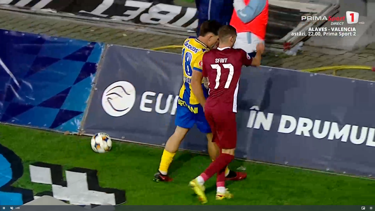 Moment uluitor în Petrolul - CFR Cluj! A avut o criză de nervi și aproape i-a distrus laptopul unui fotograf