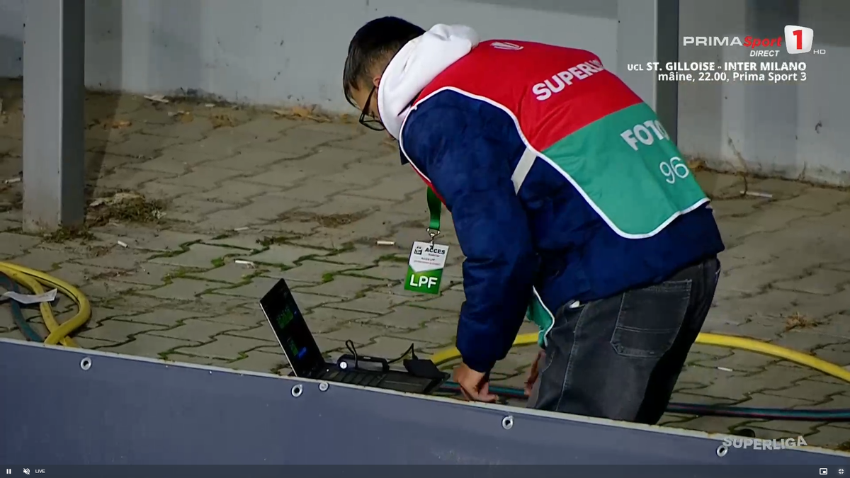 Moment uluitor în Petrolul - CFR Cluj! A avut o criză de nervi și aproape i-a distrus laptopul unui fotograf