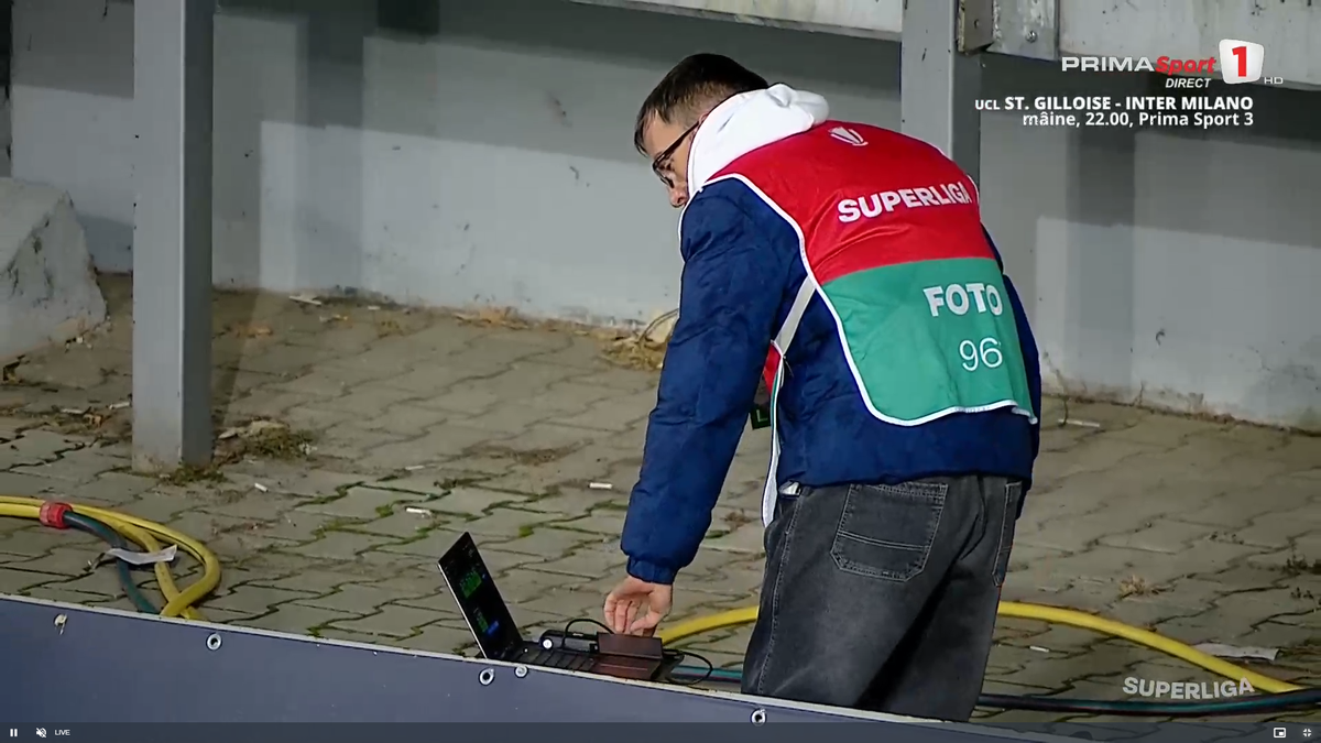 Moment uluitor în Petrolul - CFR Cluj! A avut o criză de nervi și aproape i-a distrus laptopul unui fotograf