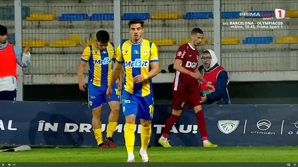 Moment uluitor în Petrolul - CFR Cluj! A avut o criză de nervi și aproape i-a distrus laptopul unui fotograf