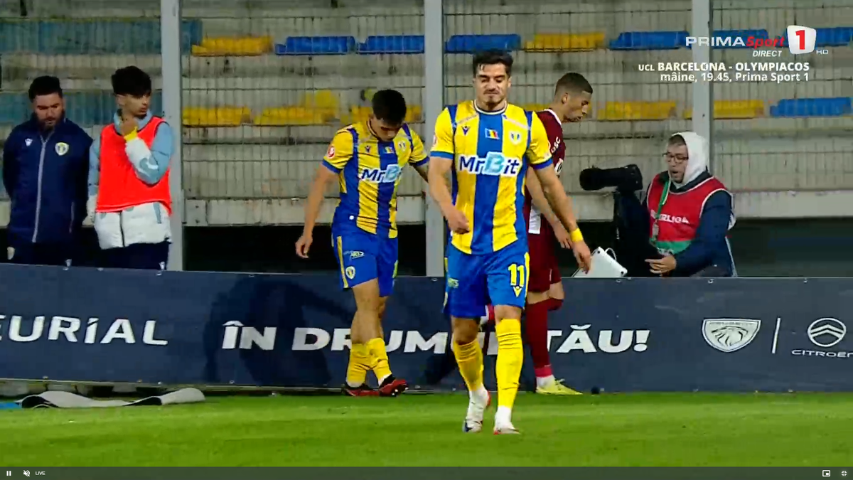 Moment uluitor în Petrolul - CFR Cluj! A avut o criză de nervi și aproape i-a distrus laptopul unui fotograf